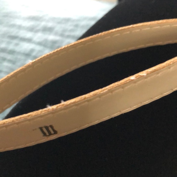 Adjustable light beige skinny belt. - Picture 2 of 3